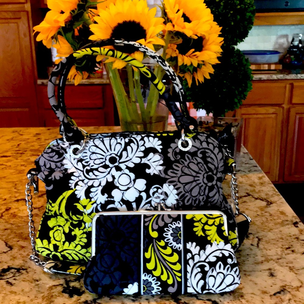 New without tags a amazing Vera Bradley purse with matching wallet 💗